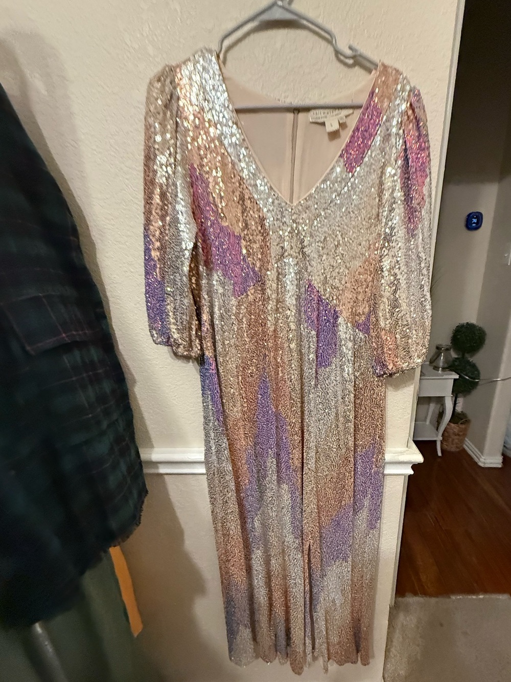 Sequin V-Neck Midi Dress in Iridescent Midi Dress. Size Large Saltwater luxe - Picture 11 of 15